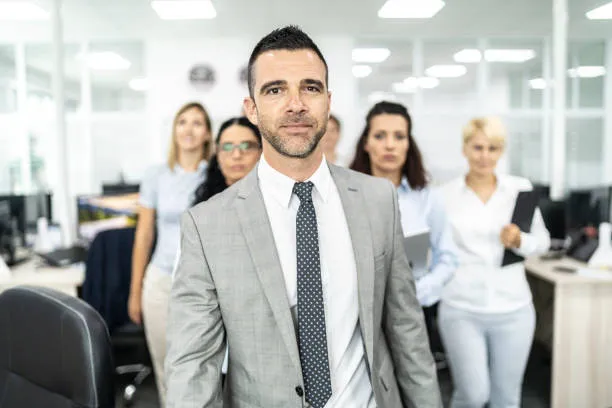 Специалист работает над сложным проектом